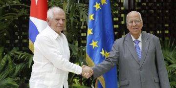 Ricardo Cabrisas (d), viceprimer ministro y ministro de Comercio Exterior cubano, saluda al alto representante de la Unión Europea (UE) para los Asuntos Exteriores, Josep Borrell, antes del inicio del III Consejo Conjunto entre la UE y Cuba, en La Habana. Foto: Ernesto Mastrascusa / EFE.