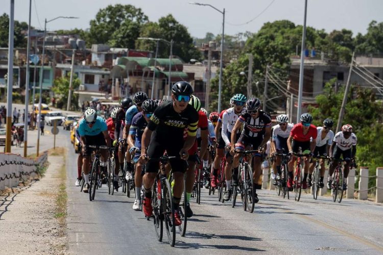 Cuarta etapa Santiago de Cuba-Holguín (198 km) de la Vuelta Ciclista a Oriente, el 25 de Febrero de 2023 en Holguín, Cuba. FOTO: Calixto N. Llanes/JIT.