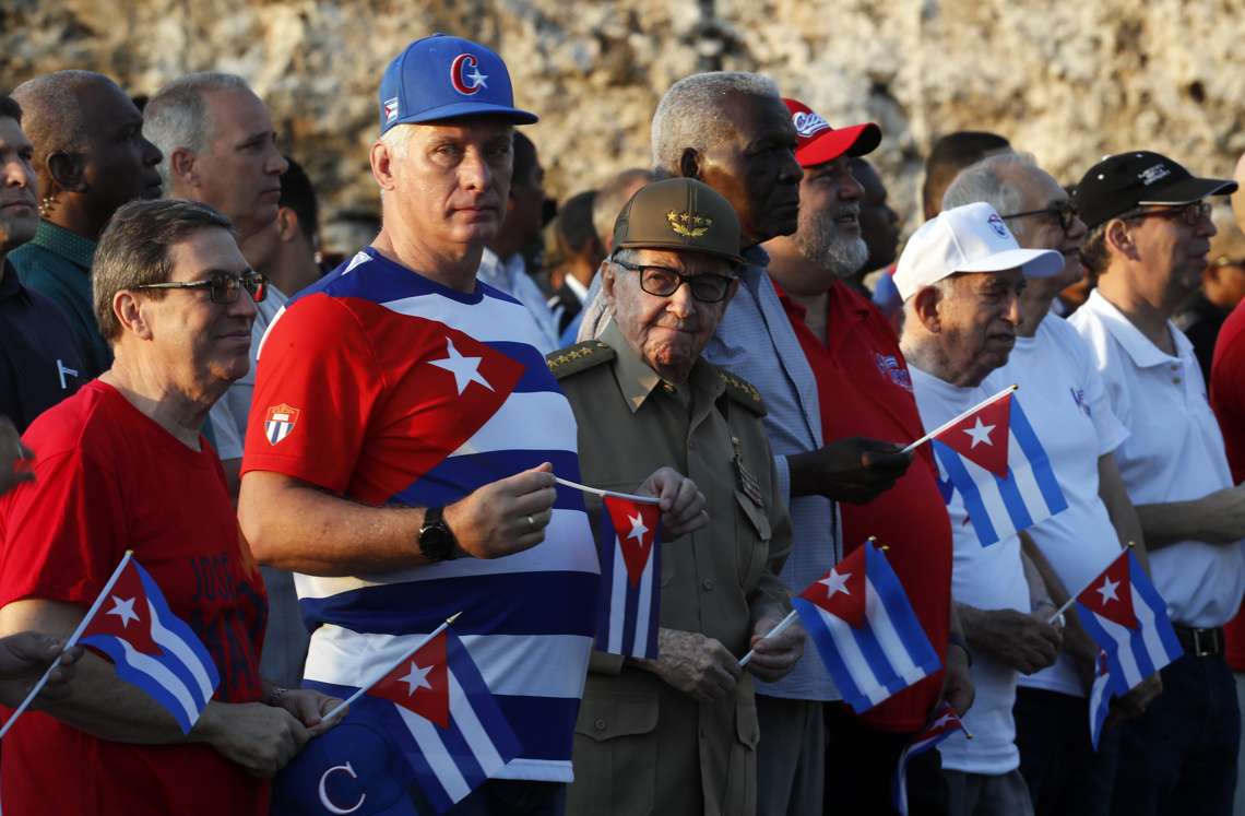 El presidente cubano Miguel Díaz-Canel (i) y el expresidente Raúl Castro (c) participan en el acto por el Día Internacional de los Trabajadores en el Malecón de La Habana, el 5 de mayo de 2023. Foto: Ernesto Mastrascusa / EFE.