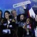 El líder del ultraderechista Partido Republicano, José Antonio Kast (c), celebra junto a otros políticos el triunfo de su partido en las elecciones para el Consejo Constituyente, que se encargará de la redacción de la nueva Carta Magna de Chile. Foto: Elvis González / EFE.