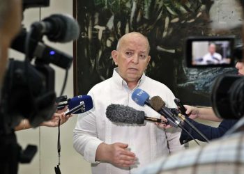 Otty Patiño, delegado del Gobierno Colombiano, habla con la prensa durante el inicio formal edl tercer ciclo de los diálogos de Paz entre el Gobierno Colombiano y el ELN, hoy en La Habana Foto: Ernesto Mastrascusa/EFE.