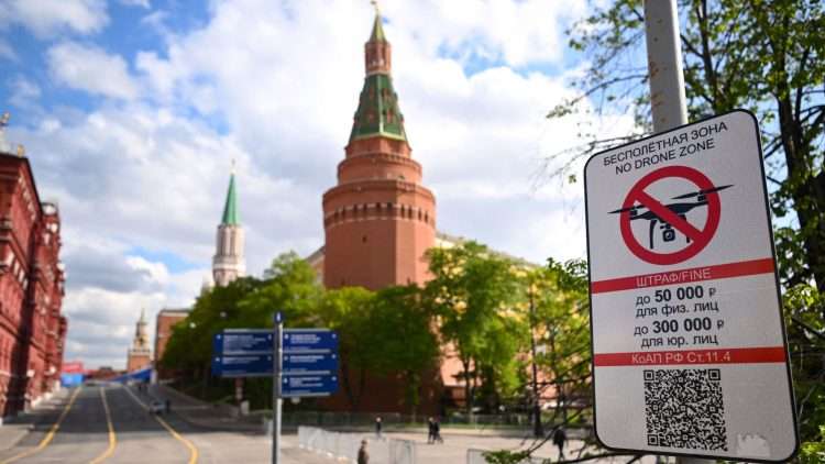 Una placa en las afueras del Kremlin indica la prohibición  de ser sobrevolado por drones. | Foto: AP