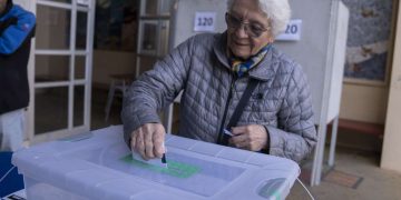 Los electores de Chile acudían este domingo a las urnas para elegir a los 50 redactores que deberán escribir una nueva Constitución