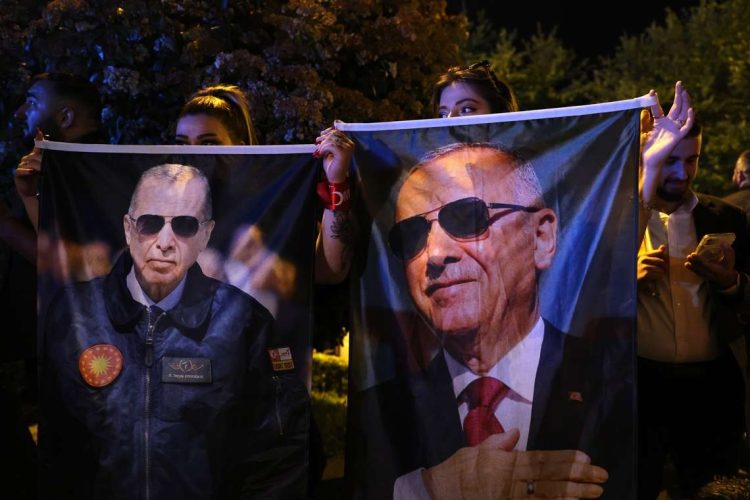 Simpatizantes del presidente turco, el islamista Recep Tayyip Erdogan, celebran los resultados preliminares de las elecciones presidenciales en Turquía, este domingo 14 de mayo de 2023. Foto: Tolga Bozoglu / EFE.