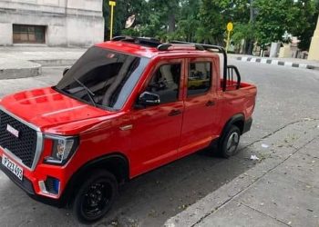 Un carro eléctrico chino estacionado en la Universidad de La Habana. Foto: Cubatrade.