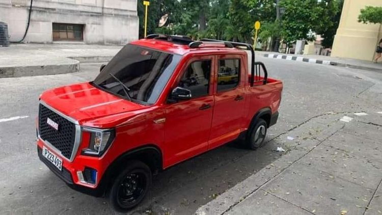 Un carro eléctrico chino estacionado en la Universidad de La Habana. Foto: Cubatrade.