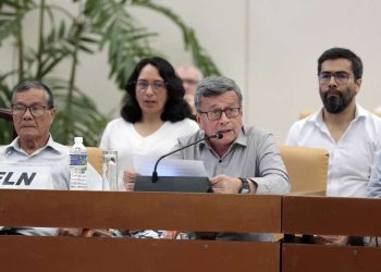 El negociador jefe del ELN Israel Ramírez, alias 'Pablo Beltrán', habla durante el tercer ciclo de los diálogos de Paz entre el Gobierno Colombiano y el Ejército de Liberación Nacional (ELN) en La Habana. Foto: Ernesto Mastrascusa / EFE.