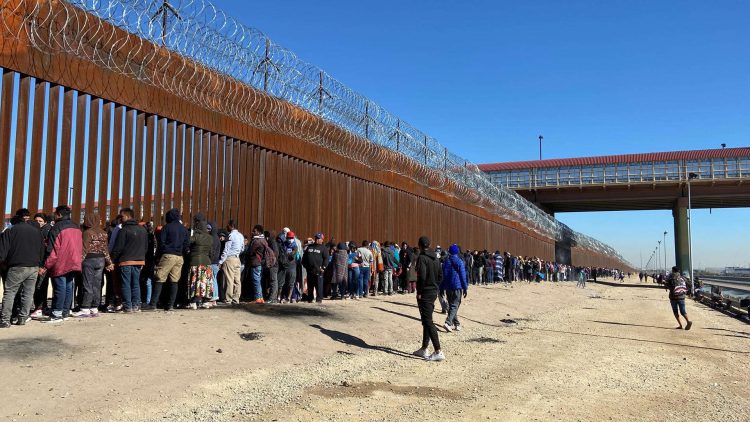 La fuerte presencia militar y policial en la frontera entre México y Estados Unidos, en el límite entre Ciudad Juárez y El Paso, estrechó este miércoles aún más el ya limitado acceso de los migrantes que tratan de pasar. Foto: Octavio Guzmán / EFE.