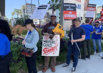 Escritores y miembros del Sindicato de Guionistas de Estados Unidos se manifiestan contra sus precarias condiciones laborales, en Los Ángeles, California. Al grito de "¡Sin contrato no hay guiones!", miles de escritores salieron a las calles de Los Ángeles y Nueva York. Foto: Mónica Rubalcava/EFE.