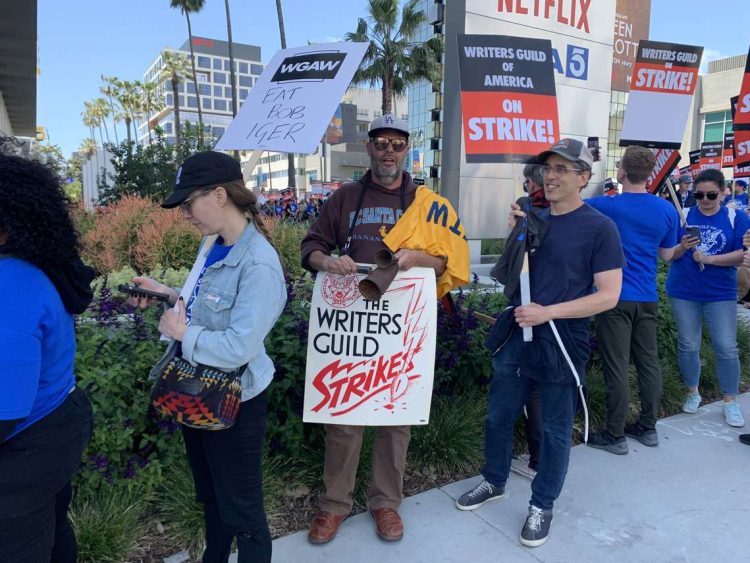 Escritores y miembros del Sindicato de Guionistas de Estados Unidos se manifiestan contra sus precarias condiciones laborales, en Los Ángeles, California. Al grito de "¡Sin contrato no hay guiones!", miles de escritores salieron a las calles de Los Ángeles y Nueva York. Foto: Mónica Rubalcava/EFE.