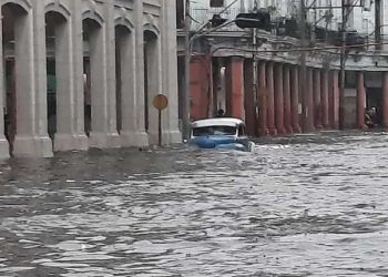 Inundaciones en la zona de Cuatro Caminos, en La Habana, como consecuencia de las intensas lluvias del jueves 30 de mayo de 2023. Foto: Eliades Rodríguez / Tribuna de La Habana.