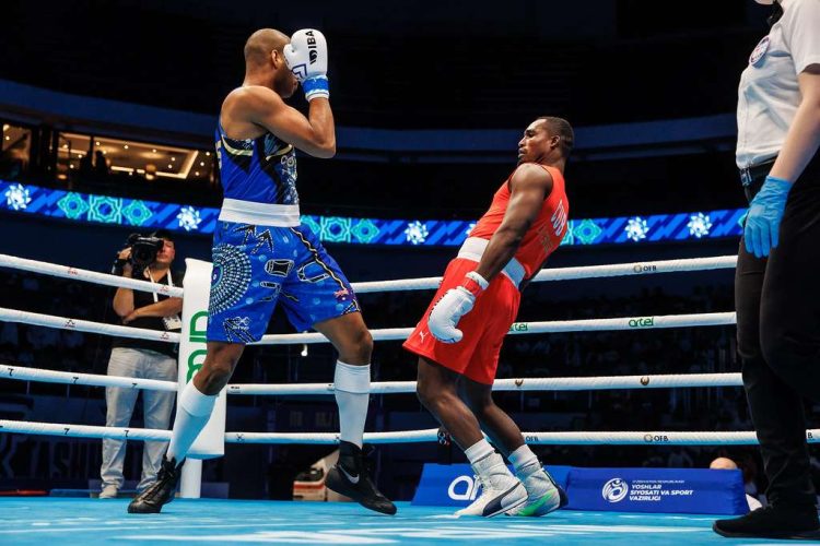 Julio César La Cruz (derecha) ante el australiano Ikenna Enk, en el Campeonato Mundial de Taskent 2023. Foto: www.iba.sports