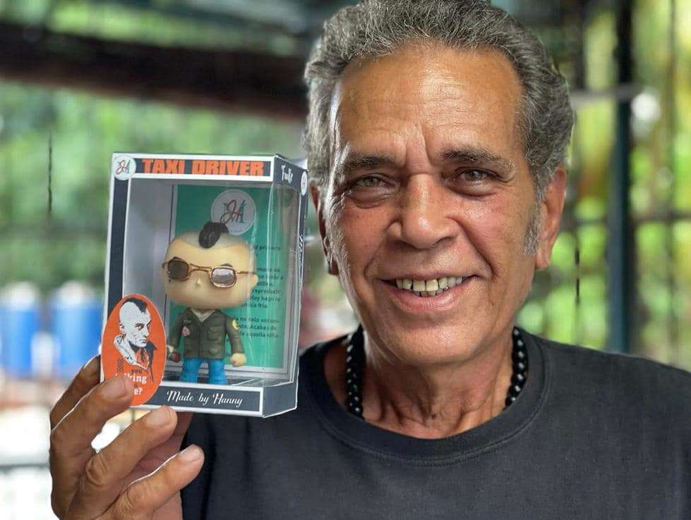 El actor Luis Alberto García con su funko de Travis Bickle, protagonista del clásico "Taxi Driver" (1976). Foto: Made by Hanny.