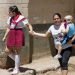 Una madre con sus dos hijos en La Habana. Foto: Otmaro Rodríguez.