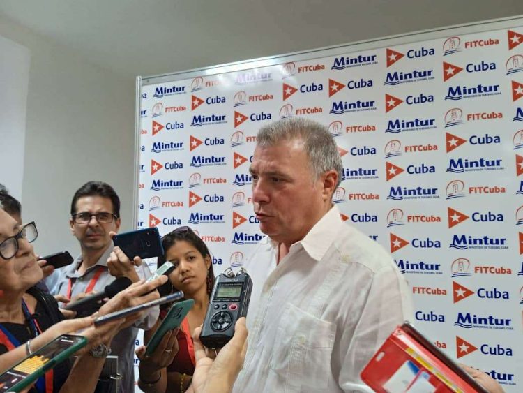 El ministro cubano de Turismo, Juan Carlos García Granda, ofrece declaraciones a la prensa durante la 41 Feria Internacional de Turismo FitCuba 2023. Foto: Cubadebate.