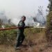 Bomberos combaten un incendio forestal en Moa, Holguín. Foto: Camilo Velazco / Facebook.