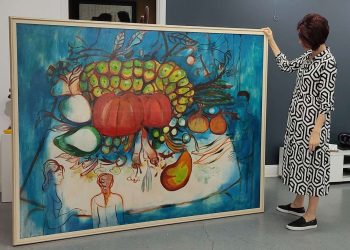 Mujer muestra una obra de Rodríguez, que pertenece a la serie “Frutas y realidad”. Foto: perfil en Facebook de la Fundación Mariano Rodríguez.