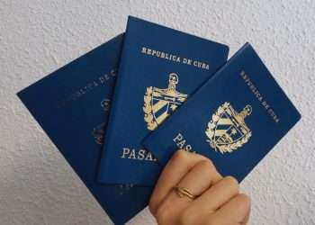 Pasaportes cubanos. Foto: OC / Archivo.