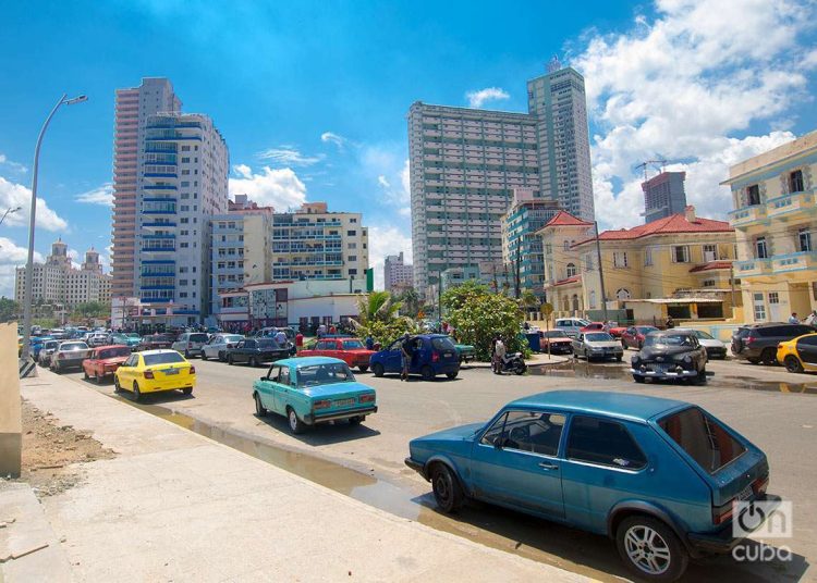 Cola para gasolina en El Vedado. Foto: Otmaro Rodríguez