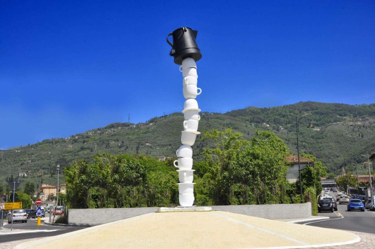 "Estación Espacial", del cubano Julio Larraz. Foto: Rossella Falanga/EFE.