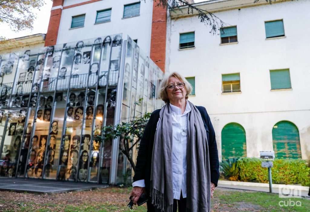 Ana María “Rosita” Soffiantini, sobreviviente de este centro clandestino de detención, tortura y exterminio, posa delante de la entrada del ex Club de Oficiales donde estuvo recluida. Foto: Kaloian.