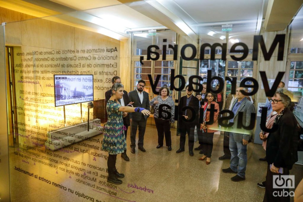 Entrada al ex Casino de Oficiales. Por ahí inicia en la actualidad la visita al Museo Sitio de Memoria ESMA. Foto: Kaloian. 