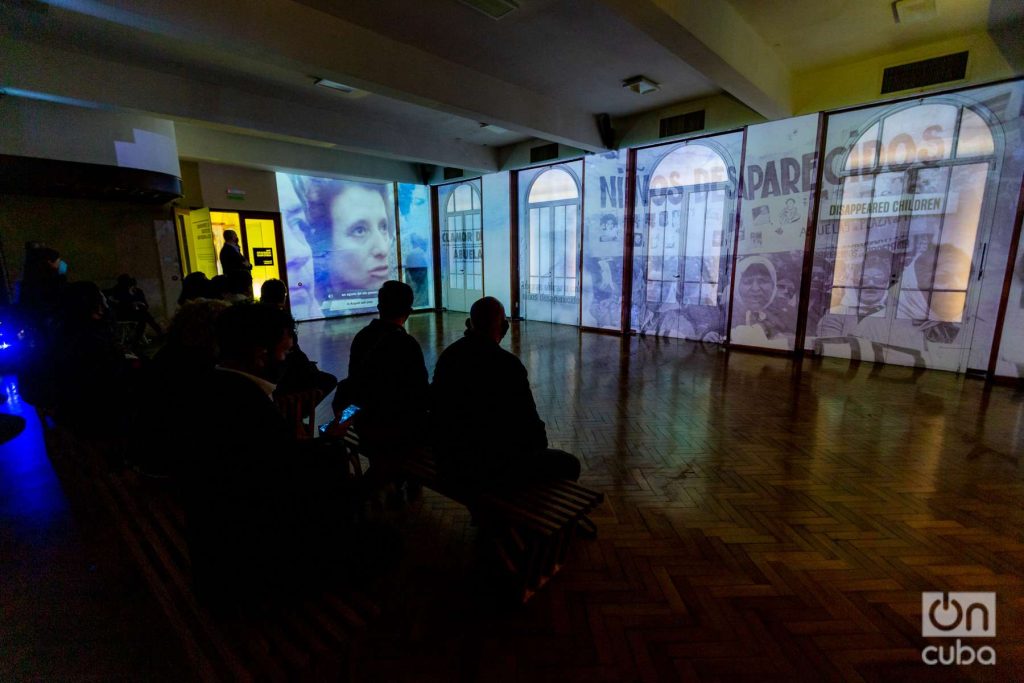 Antigua sala de juegos y de recreación Ex Club de Oficiales de la ESMA. Hoy en el lugar se muestra una proyección sobre el contexto histórico de los crímenes que aquí sucedieron. Foto: Kaloian.
