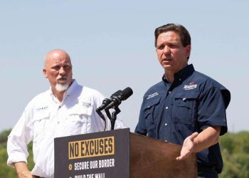 El gobernador DeSantis anunciando su plan en la frontera. Foto: The Texas Tribune.