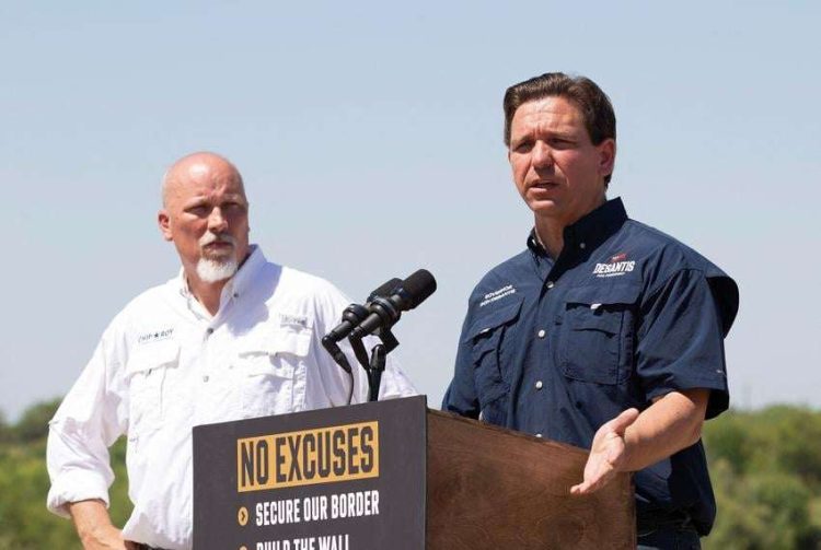 El gobernador DeSantis anunciando su plan en la frontera. Foto: The Texas Tribune.