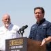 El gobernador DeSantis anunciando su plan en la frontera. Foto: The Texas Tribune.