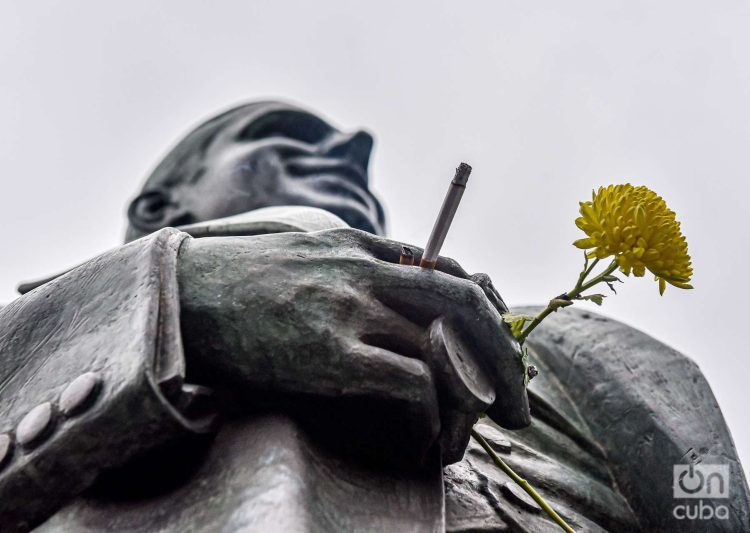 Estatua de Carlos Gardel en su mausoleo del Cementerio de la Chacarita, a 88 años de su muerte. Foto: Kaloian.