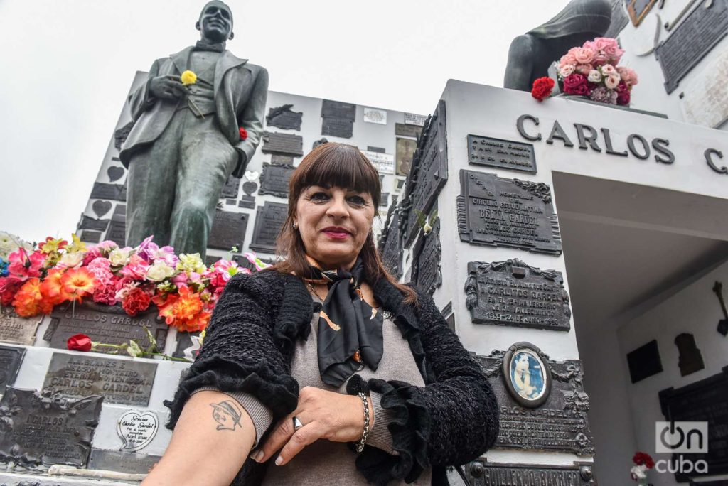 Edith Beraldi sábado tras sábado viene a limpiar el mausoleo. Foto: Kaloian.
