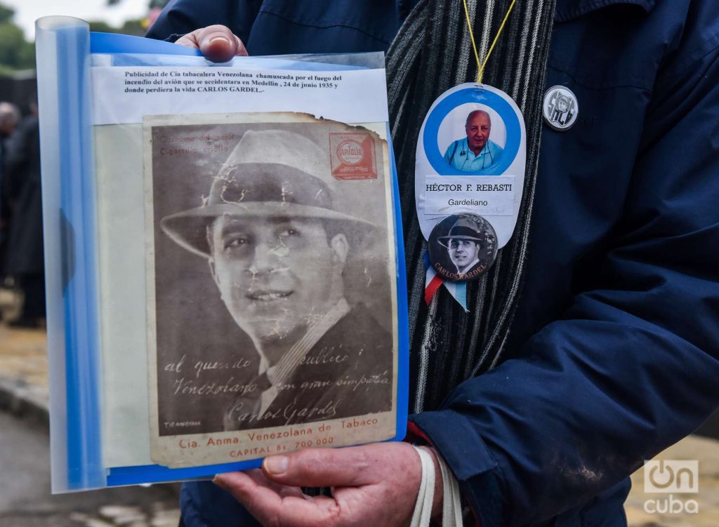 Gardelianos en la Chacarita para recordar a su ídolo en el aniversario de muerte. Foto: Kaloian.