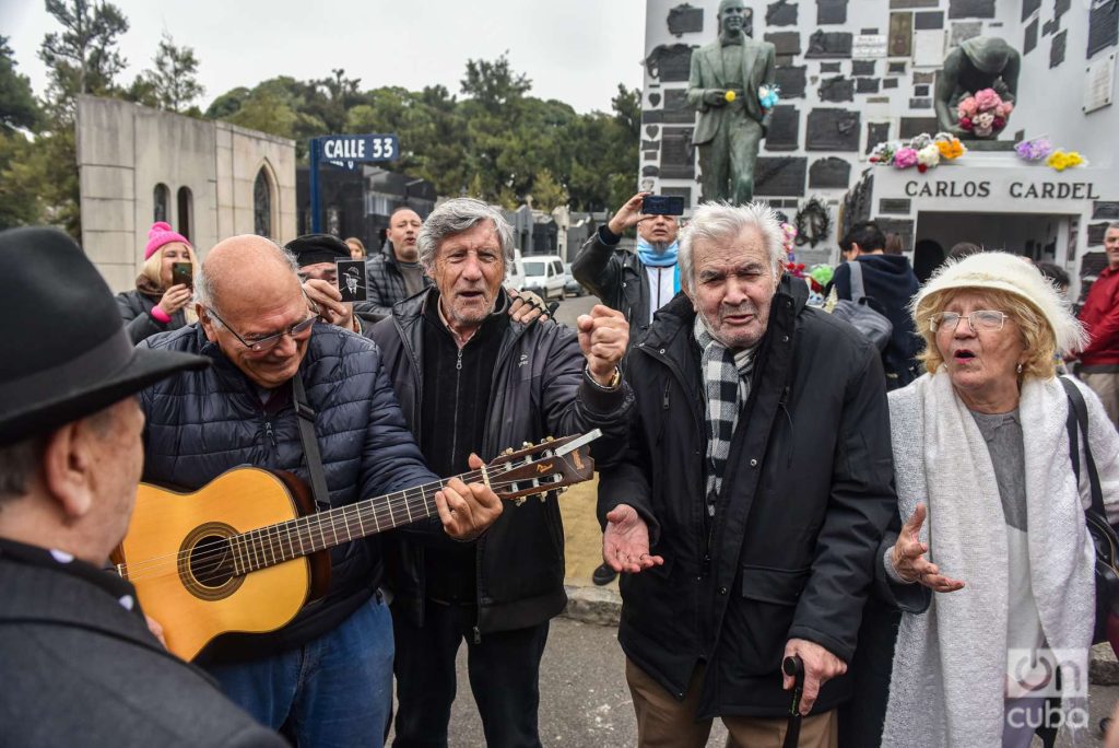 Rompiendo el silencio del camposanto para homenajear a Gardel a 88 años de su muerte. Foto: Kaloian.