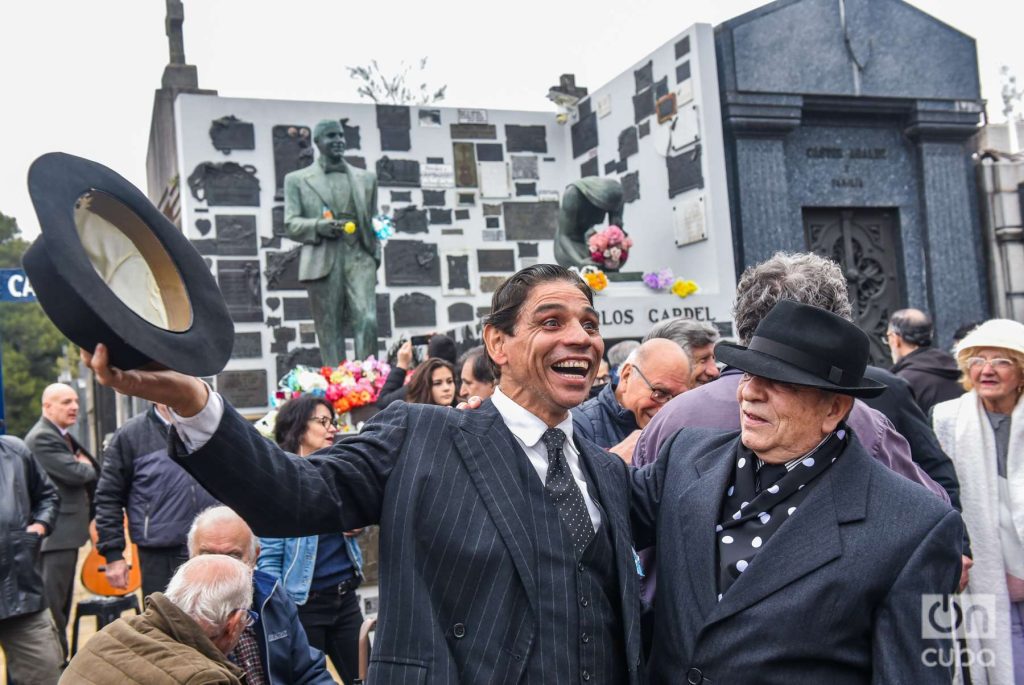 Admiradores de Gardel reunidos en el mausoleo que guarda sus restos en el cementerio de la Chacarita. Foto: Kaloian.