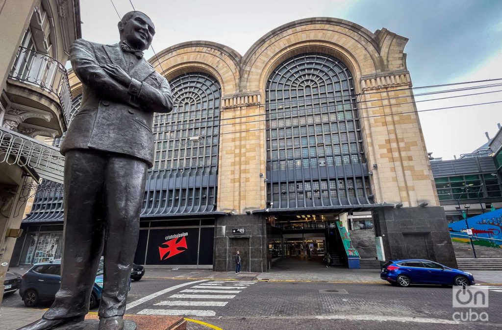 Una estatua suya da la bienvenida a un pasaje denominado El Tango. Foto: Kaloian.