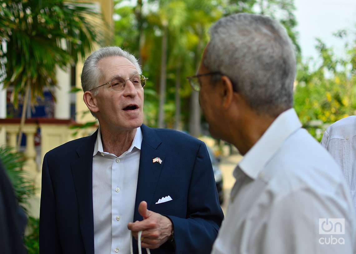 El empresario estadounidense Mark Baum (izq) conversa con Antonio Carricarte, presidente de la Cámara de Comercio de Cuba, en la sede de la institución, en La Habana. Foto: Otmaro Rodríguez.