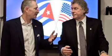 Los empresarios estadounidenses Mark Baum (izq) y Jorge Ignacio Fernández, durante un encuentro con la prensa en la Cámara de Comercio de Cuba, en La Habana. Foto: Otmaro Rodríguez.