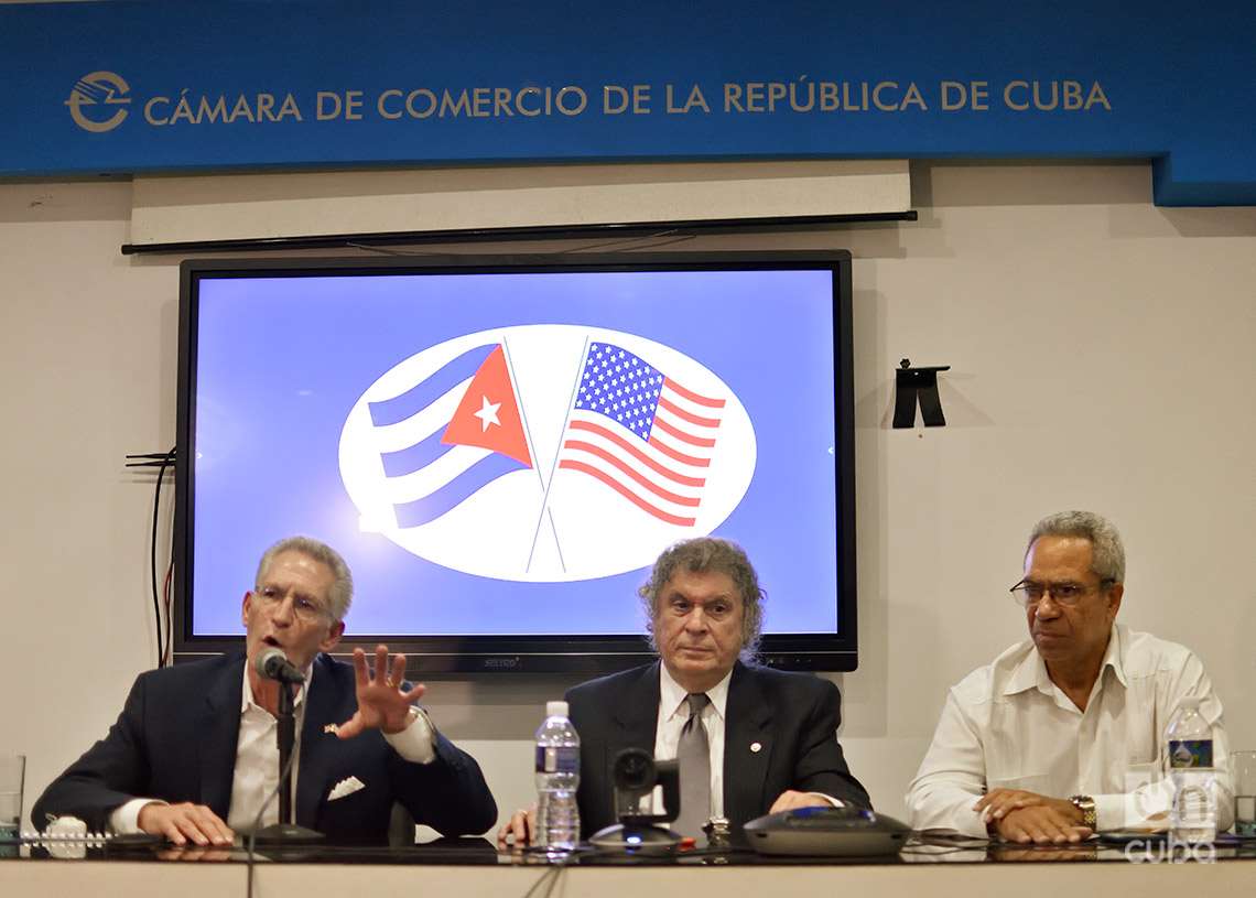 Los empresarios estadounidenses Mark Baum (izq) y Jorge Ignacio Fernández (c), junto al presidente de la Cámara de Comercio de Cuba, Antonio Carricarte, durante una conferencia de prensa en La Habana. Foto: Otmaro Rodríguez.