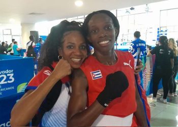 Legnis Cala (d) , junto a otra boxeadora cubana, durante los Juegos Centroamericanos de San Salvador. Foto: Foto: @GretelTv / Archivo.