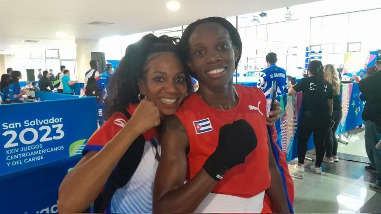 Legnis Cala (d) , junto a otra boxeadora cubana, durante los Juegos Centroamericanos de San Salvador. Foto: Foto: @GretelTv / Archivo.