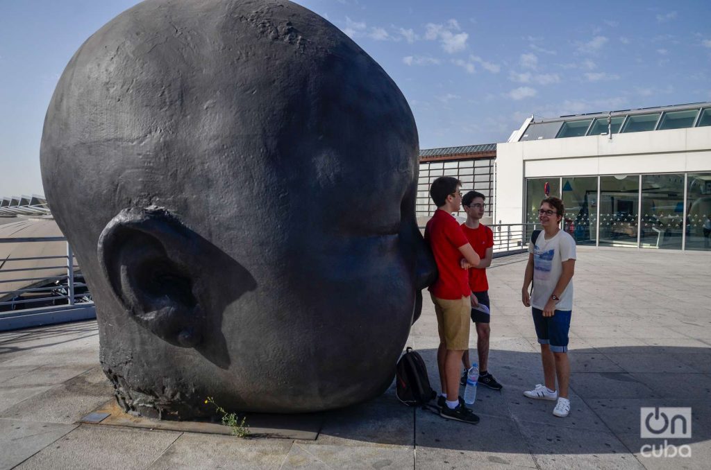 Cualquier pedacito de sombra se aprovecha. Estación Atocha, escultura del artista Antonio López. Foto: Kaloian.
