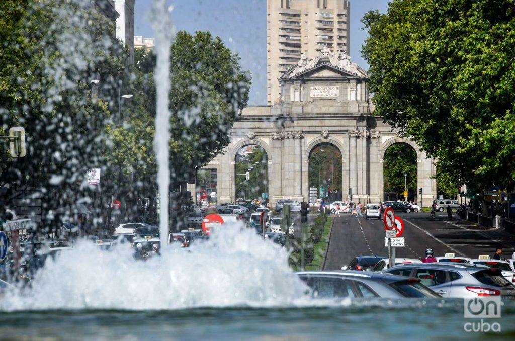 El chorro de agua de La Cibeles invita a zambullirse. Al fondo, Puerta de Alcalá. Foto: Kaloian.