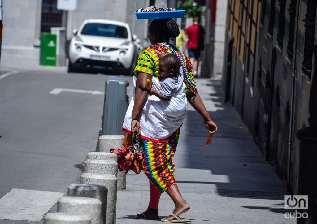 Una madre y su hijo por las calles de Madrid un día de extremo calor. Foto: Kaloian.
