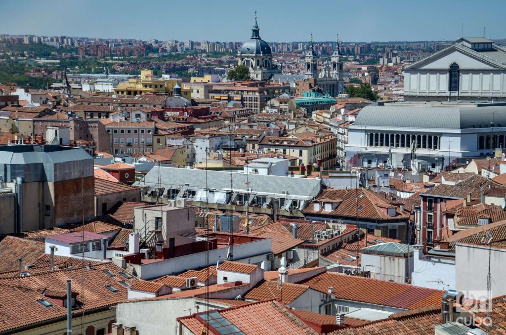 Techos de tejas que disipan el calor en una parte antigua de Madrid. Foto: Kaloian.
