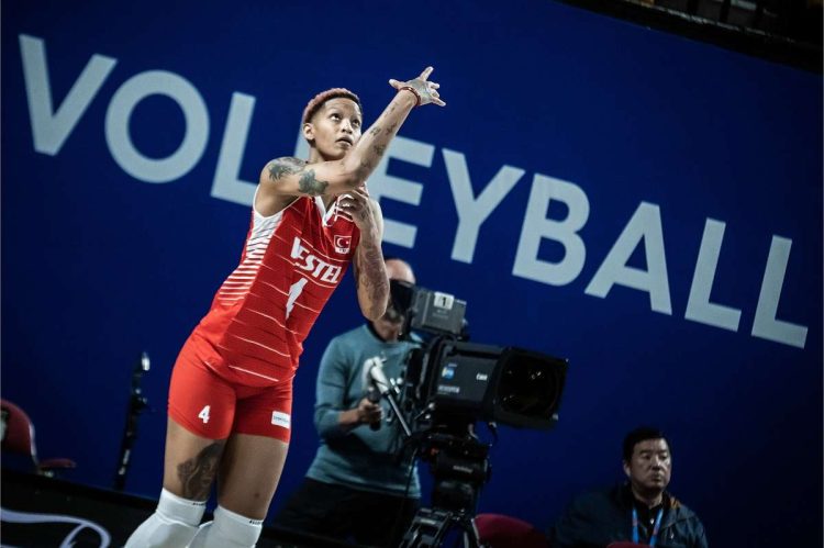 La voleibolista Melissa Vargas durante el partido entre Turquía y Canadá en la Liga de Naciones 2023. Foto: Volleyball World / Archivo.