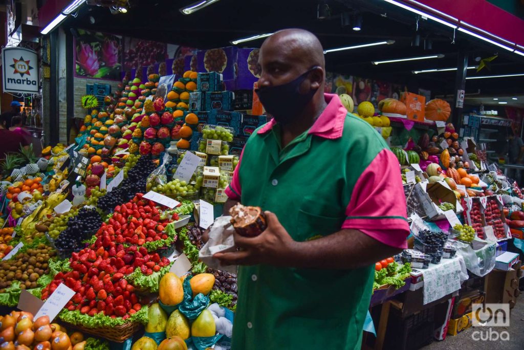 Frutero en Mercado Municipal de São Paulo. Foto: Kaloian.