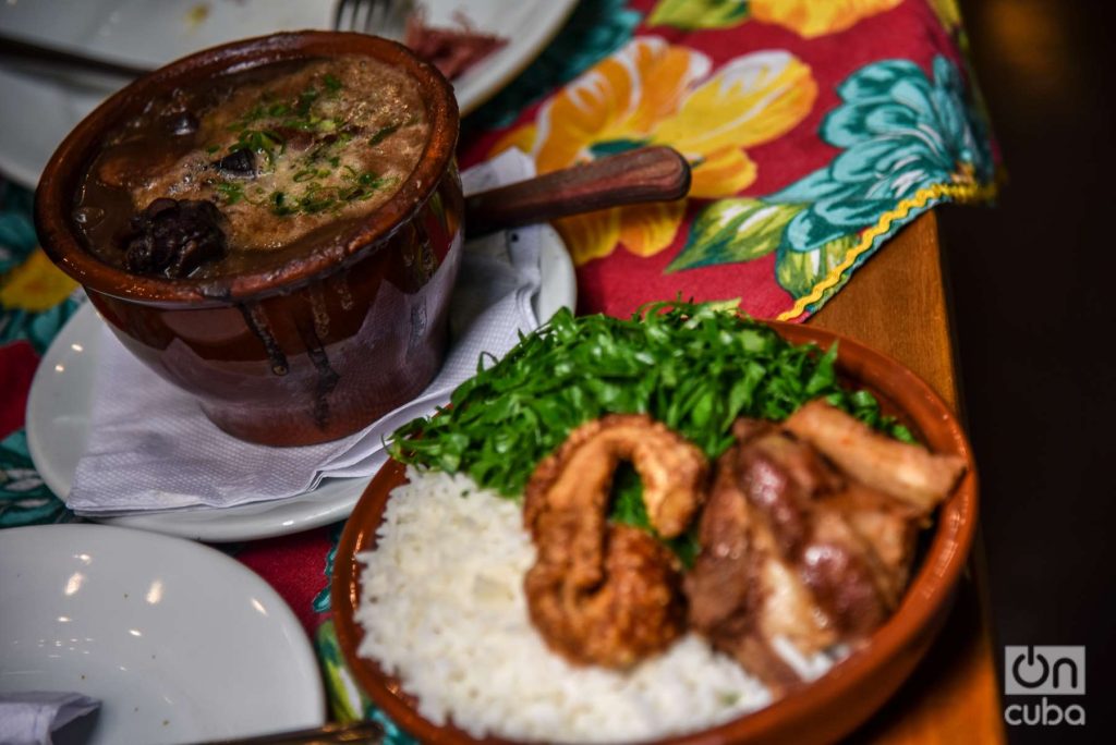 La feijoada es un guiso abundante y reconfortante, plato típico de Brasil. Foto: Kaloian.
