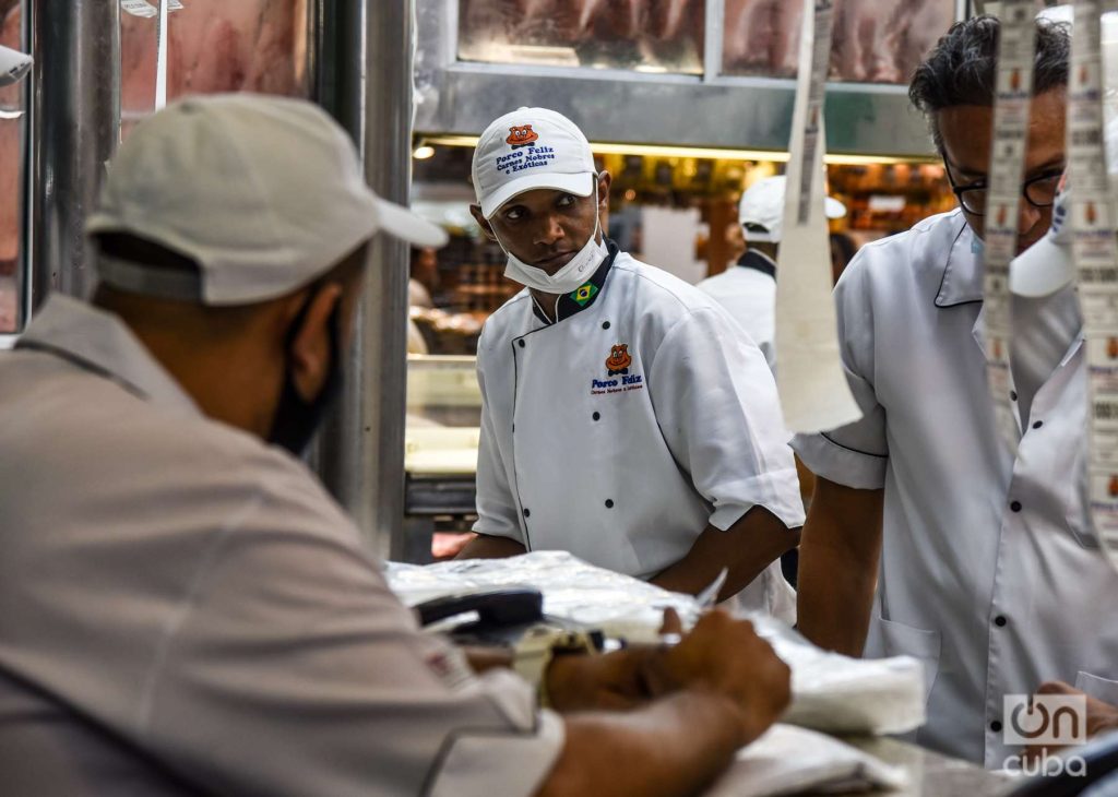 Trabajadores del puesto de “Puercos felices. Carnes nobles y exóticas”. Foto: Kaloian.