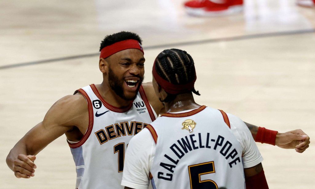 Celebración de Bruce Brown (I) y el Kentavious Caldwell-Pope (D). Foto: EFE/EPA/John G. Mabanglo.  